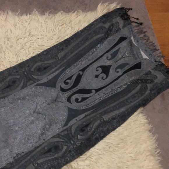 Gorgeous Scarf With Fringe-77x19-Black/White/Gray-EUC - Picture 11 of 15